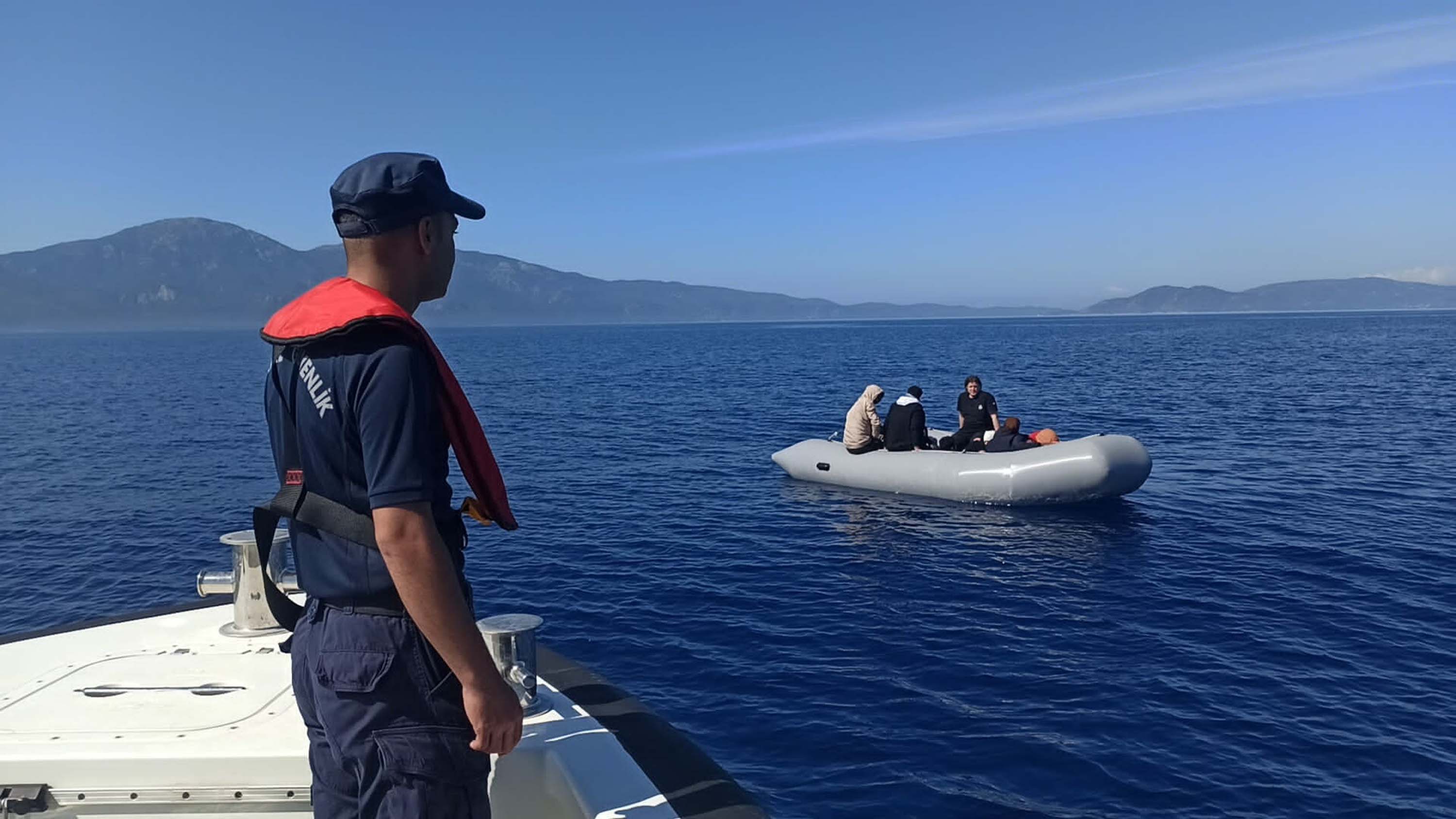 Kuşadası'nda 16 kaçak göçmen kurtarıldı