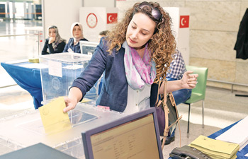 Yurt dışı oyların taşınmasına AKP’li gözlemci