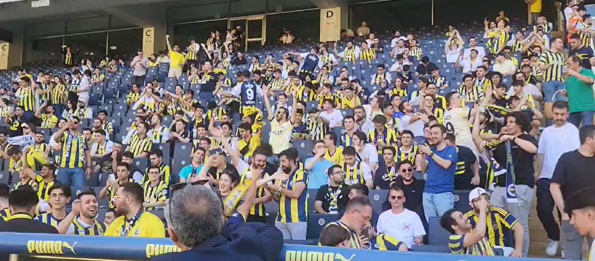 Fenerbahçe'den taraftarı coşturan Galatasaray göndermesi