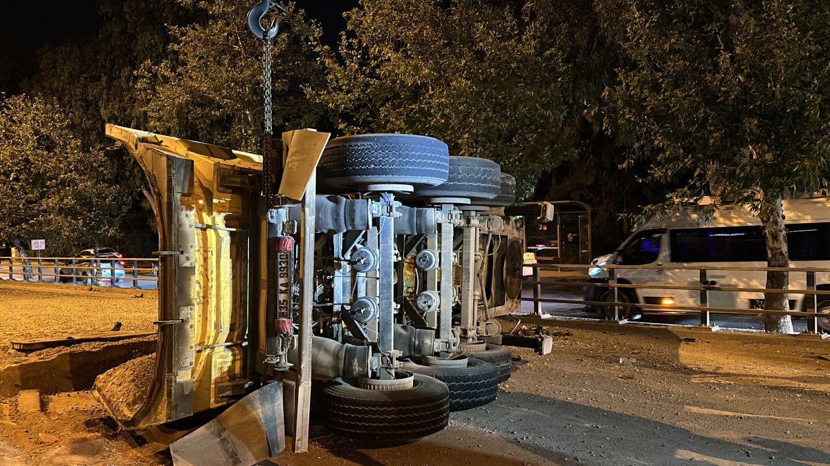 Lastiği patlayan TIR devrildi. yol 3 saat ulaşıma kapandı: 1 yaralı