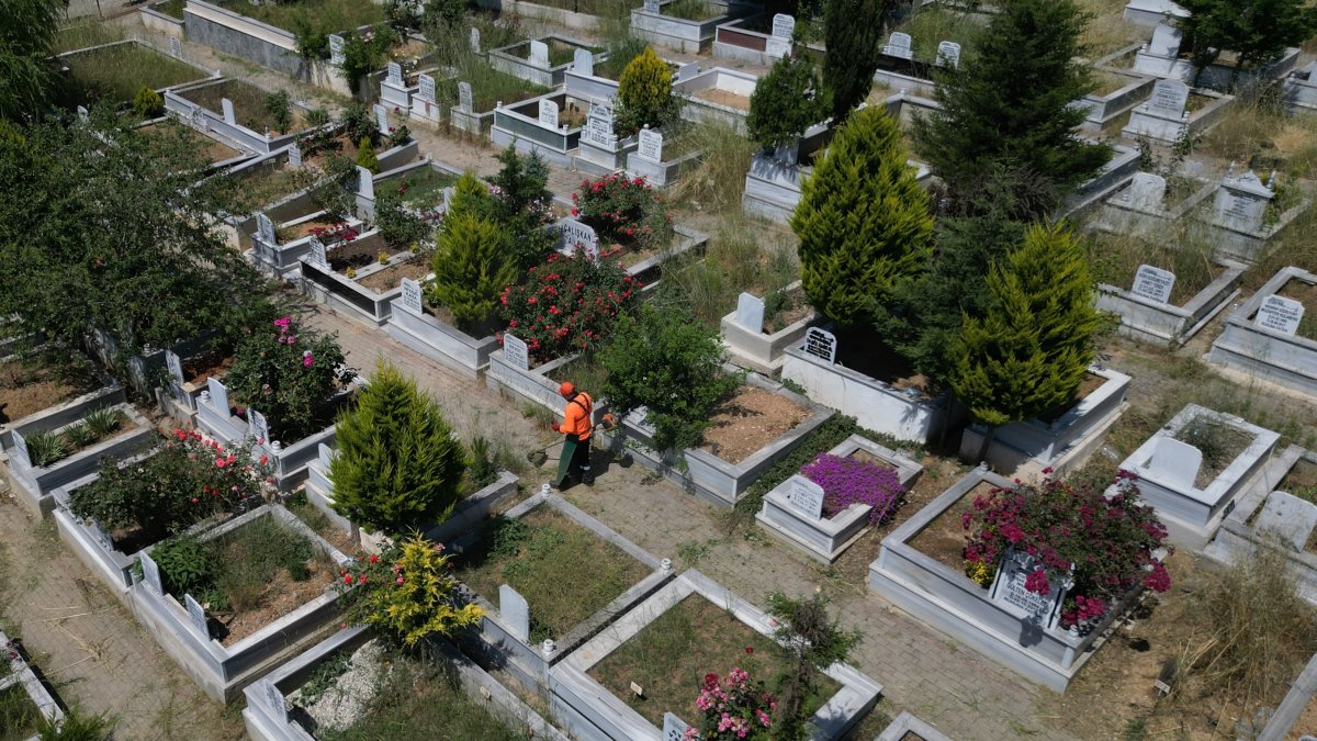 Gebze'de mezarlıklar bayrama hazırlanıyor