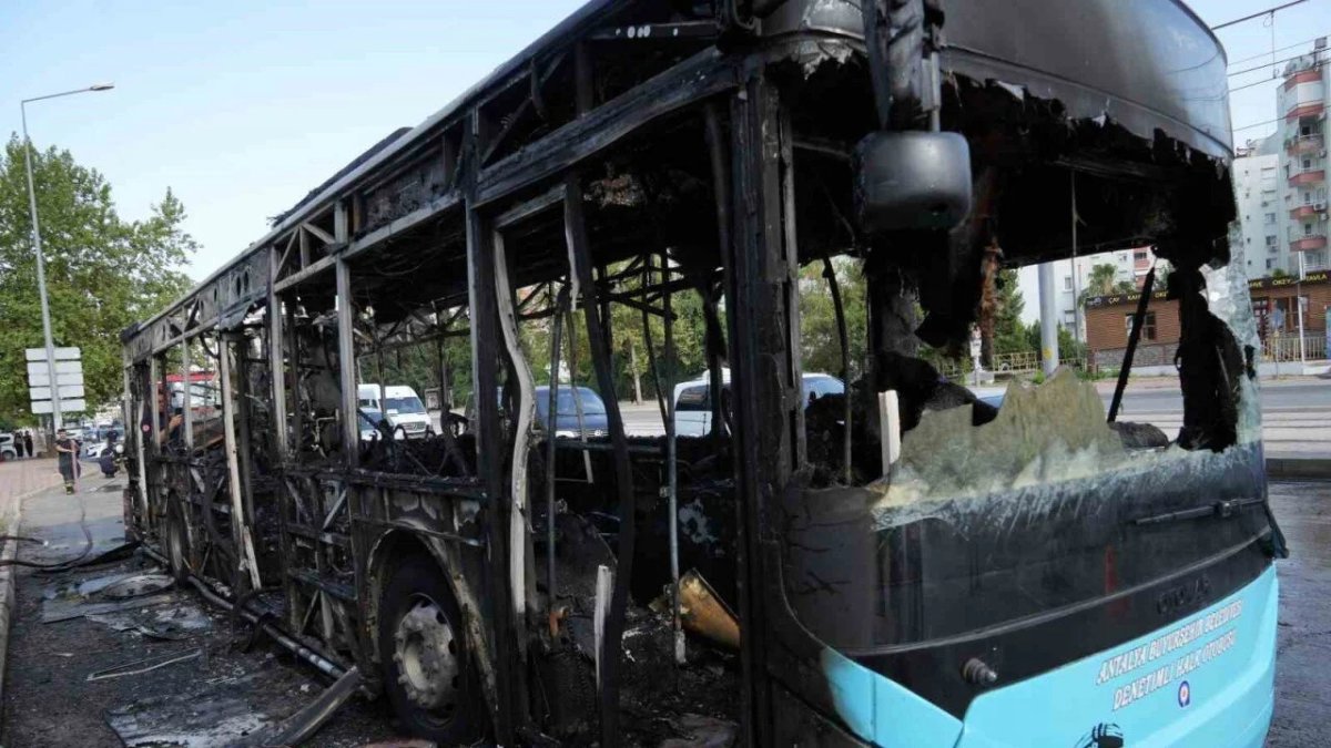 Antalya'da halk otobüsü kül oldu, yolcular kurtuldu