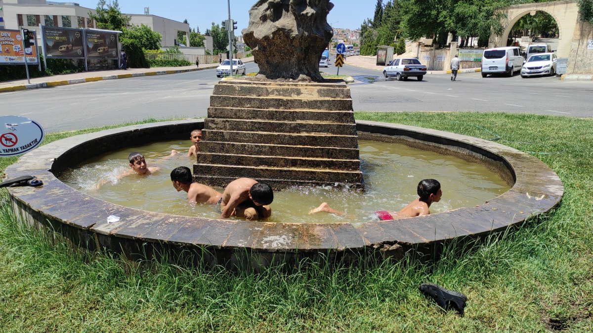 Sıcaktan bunalan çocuklar süs havuzunda serinledi