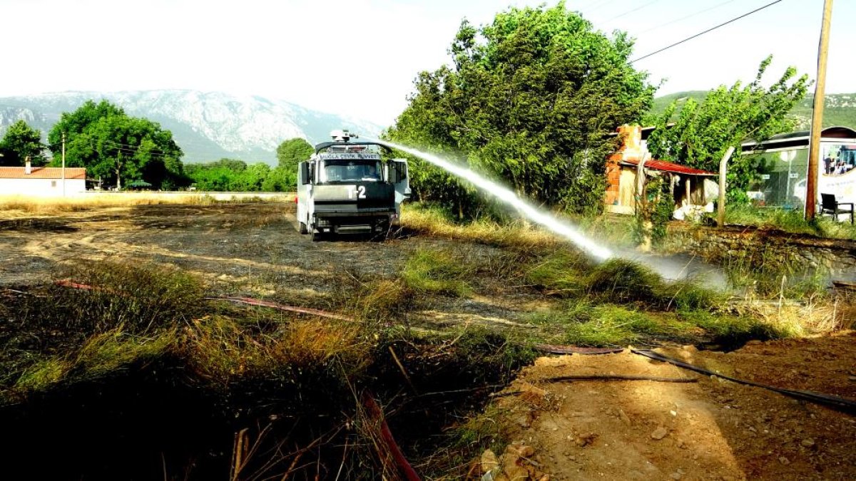 Muğla'da otluk alanda çıkan yangını TOMA söndürdü