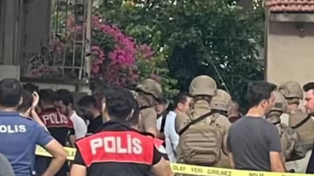 Anneannesini boğazından bıçaklayıp rehin aldı. Özel harekat etkisiz hale getirdi