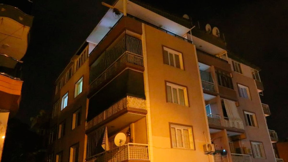 İzmir'de dehşet. Karısını boğarak öldürdükten sonra kendisini balkona astı