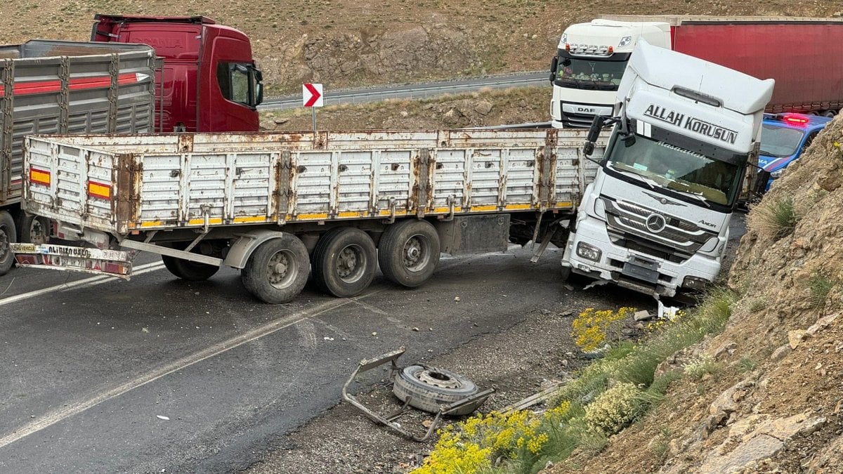 Van'da 2 tır kafa kafaya çarpıştı