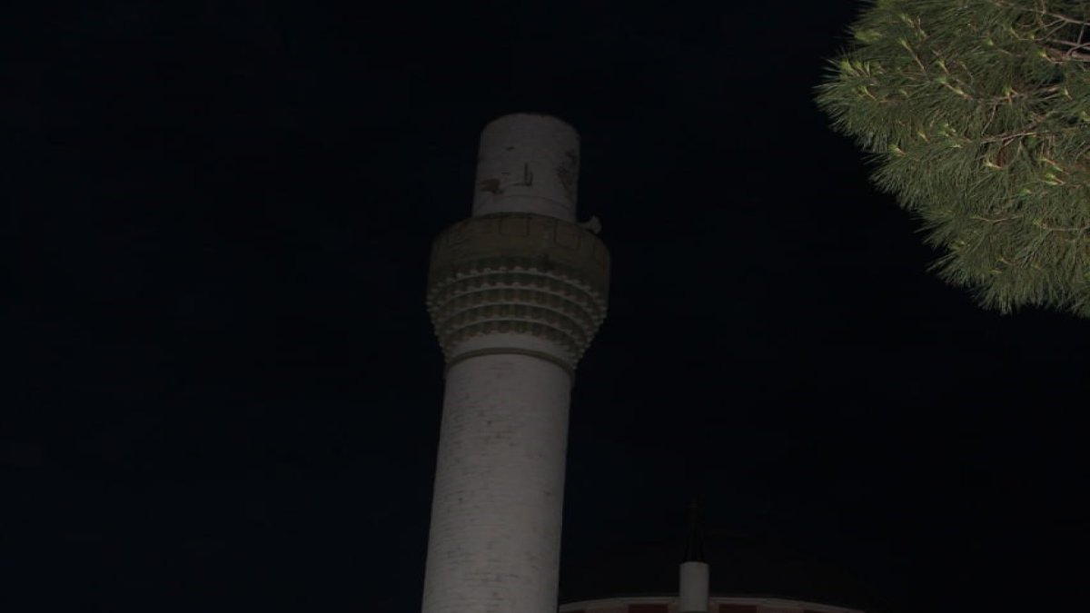 Manisa’da fırtına minarenin külahını uçurdu