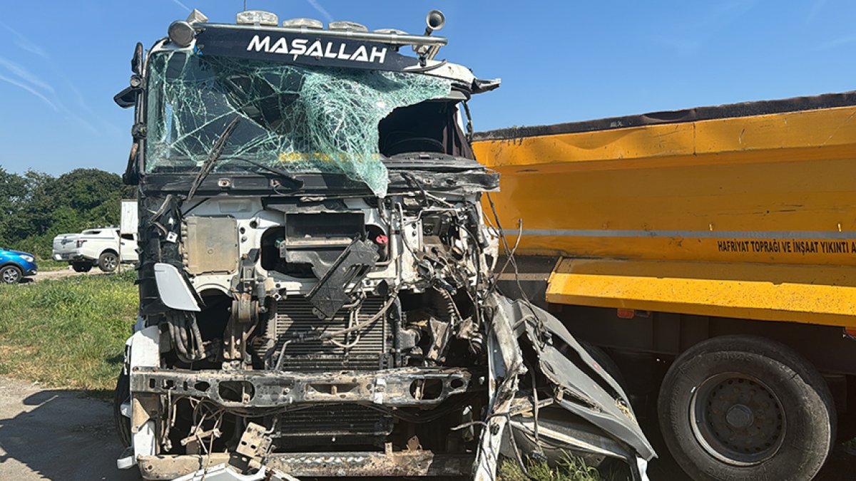 Tır ile servis midibüsü kafa kafaya çarpıştı: 1'i ağır 26 yaralı