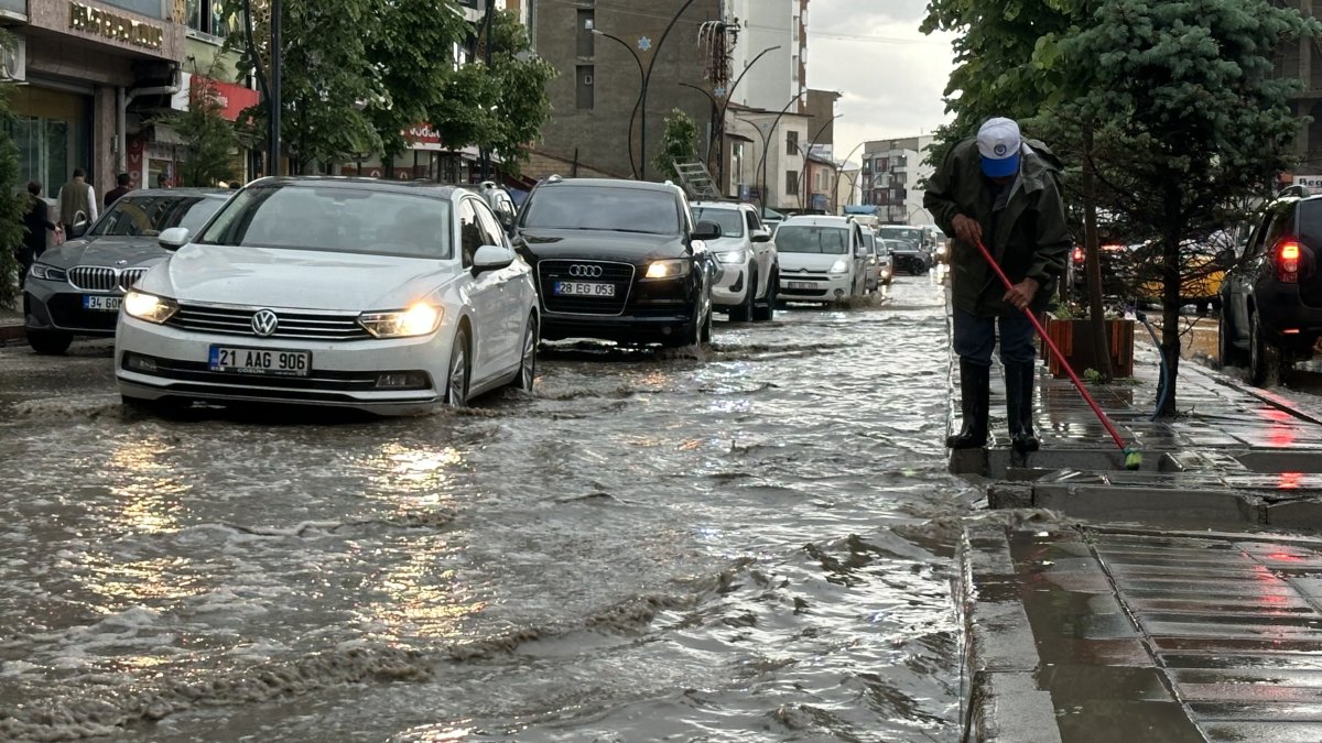 Hakkari'de yollar göle döndü