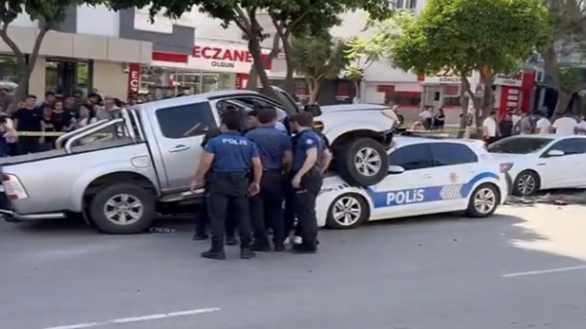 Adana'da trafikteki araç polis aracının üzerine uçtu
