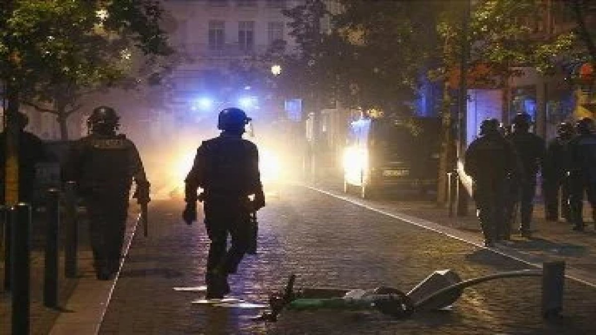 Fransız polisinin genci öldürmesi ülkeyi karıştırdı