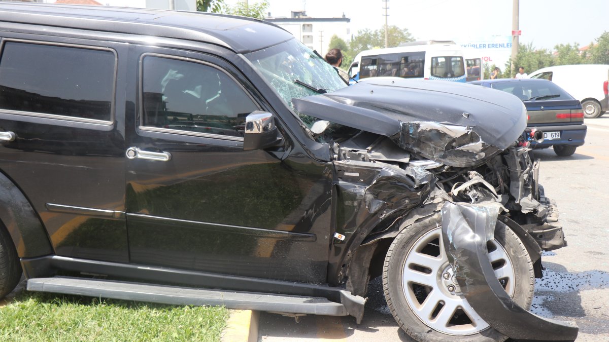 Sakarya'da cip ile toplu taşıma aracı çarpıştı: 7 yaralı