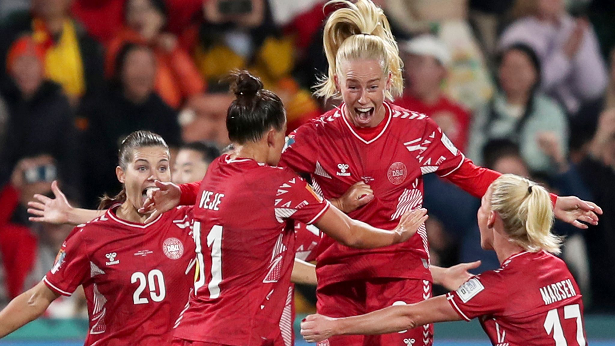 Danimarkalı erkek futbolculardan kadınlara anlamlı jest