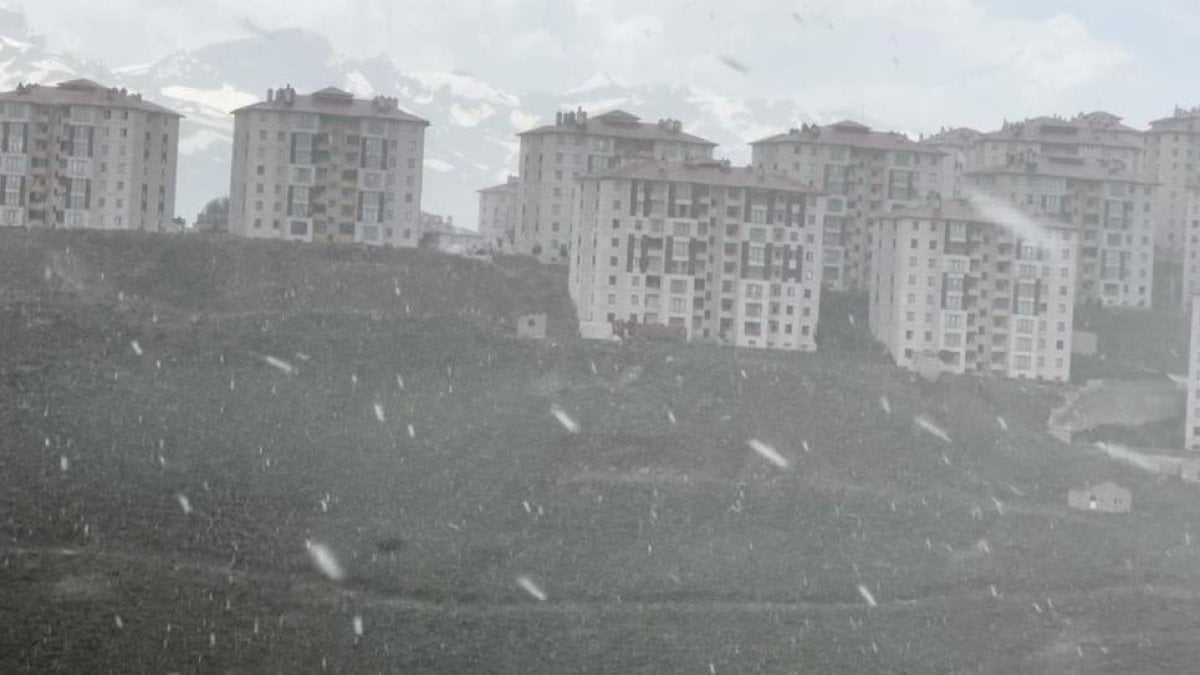 Yüksekova'da dolu yağışı