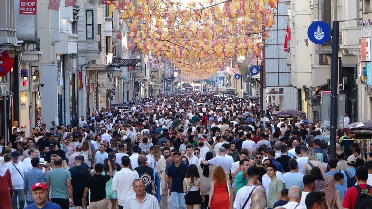 İstiklal Caddesi'ne gidenler yürüyecek yer bulamadı