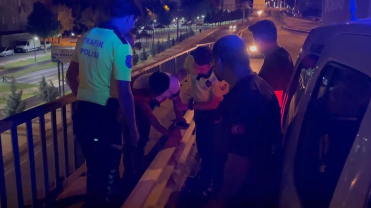Köprüde intihara kalkışan adamı polis böyle ikna etti