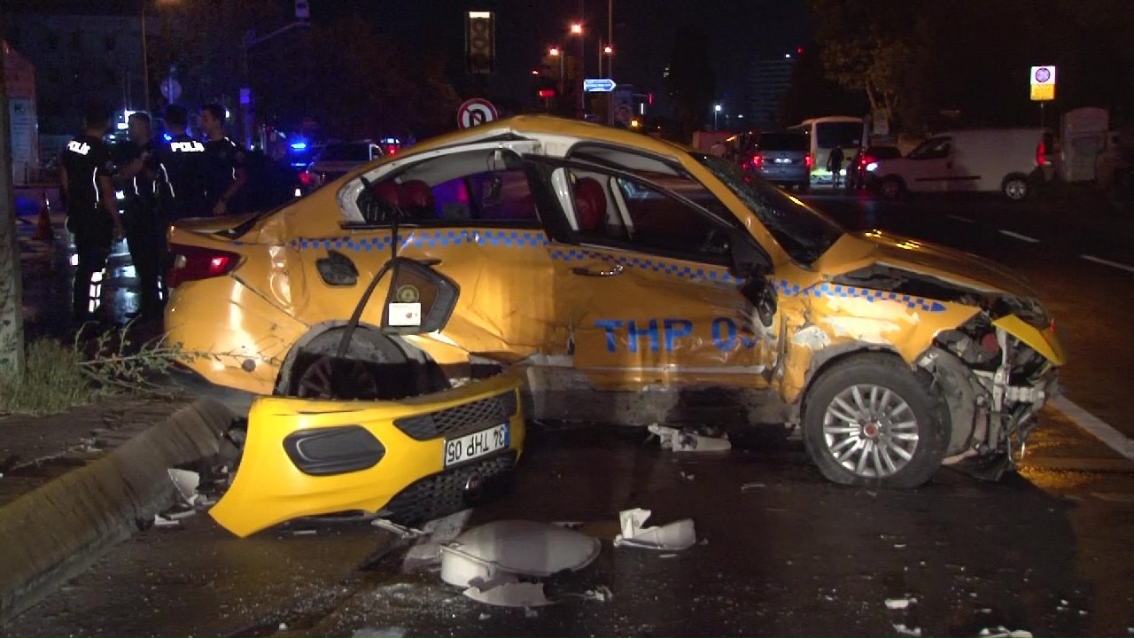 Aşırı hız yapan araç taksiye çarptı: 3 yaralı