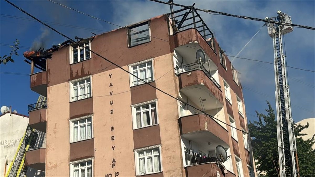 Esenyurt'ta 5 katlı binada yangın: İtfaiye zamanında müdahale etti