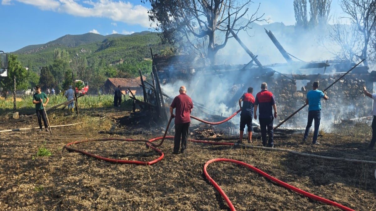 Kastamonu Hanönü'nde yangın: Samanlık ve ekin tarlası kül oldu