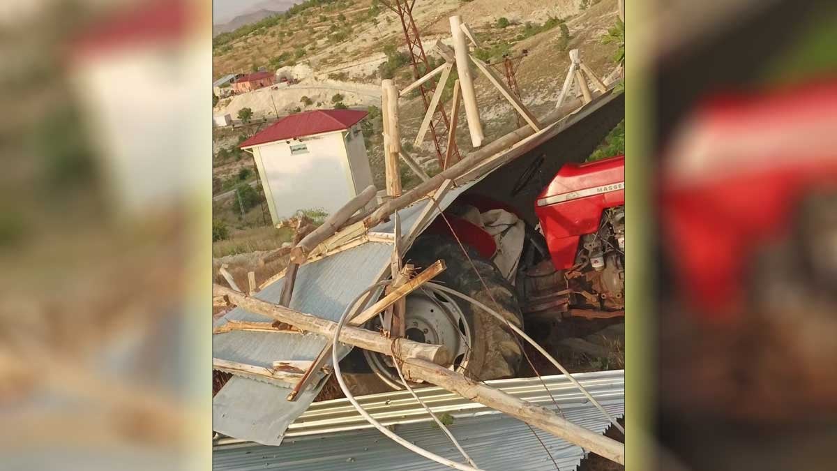 Elazığ’da fırtına evin çatısını uçurdu