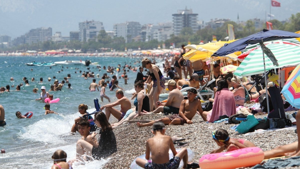 Antalya'da nem oranından bunalanlar denize koştu