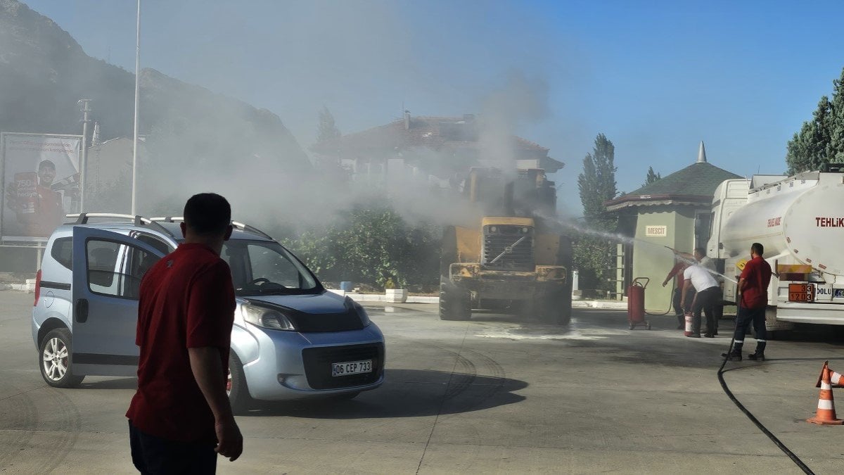 Tokat'ta petrol istasyonunda park halindeki kepçe alev aldı. Faciadan dönüldü