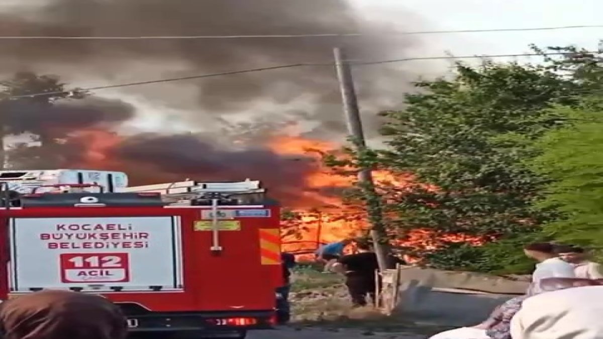 Kocaeli'de tek katlı ev alev alev yandı