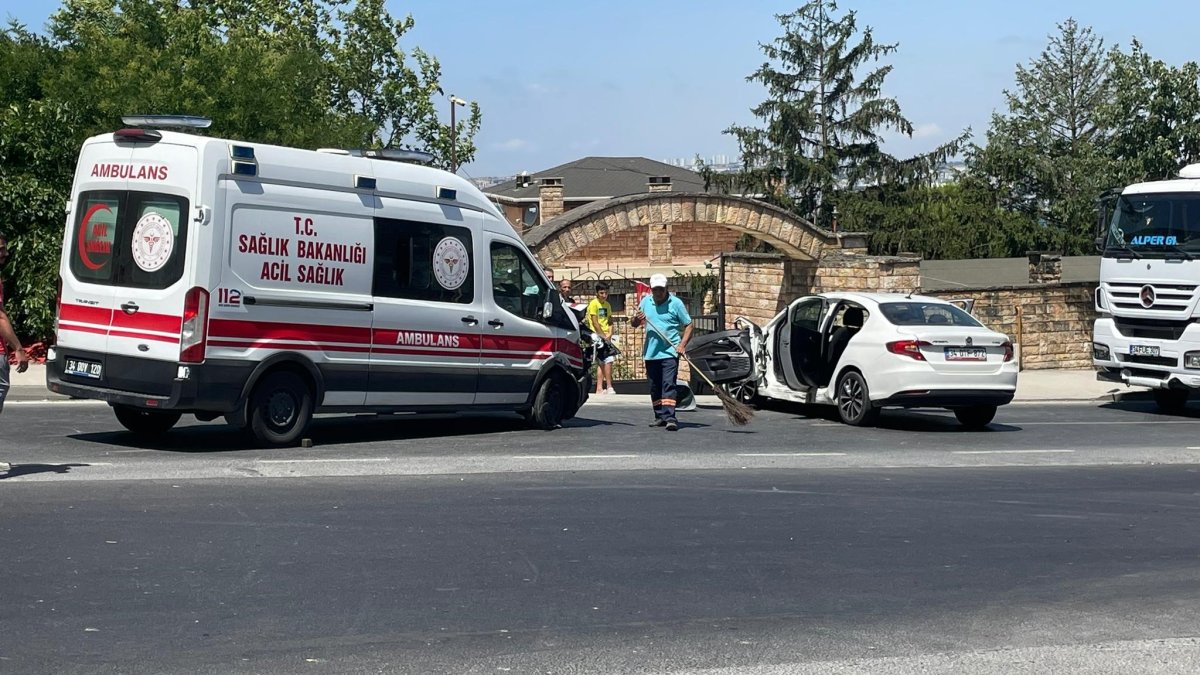 Büyükçekmece'de ambulans otomobile çarptı: Yaralılar var