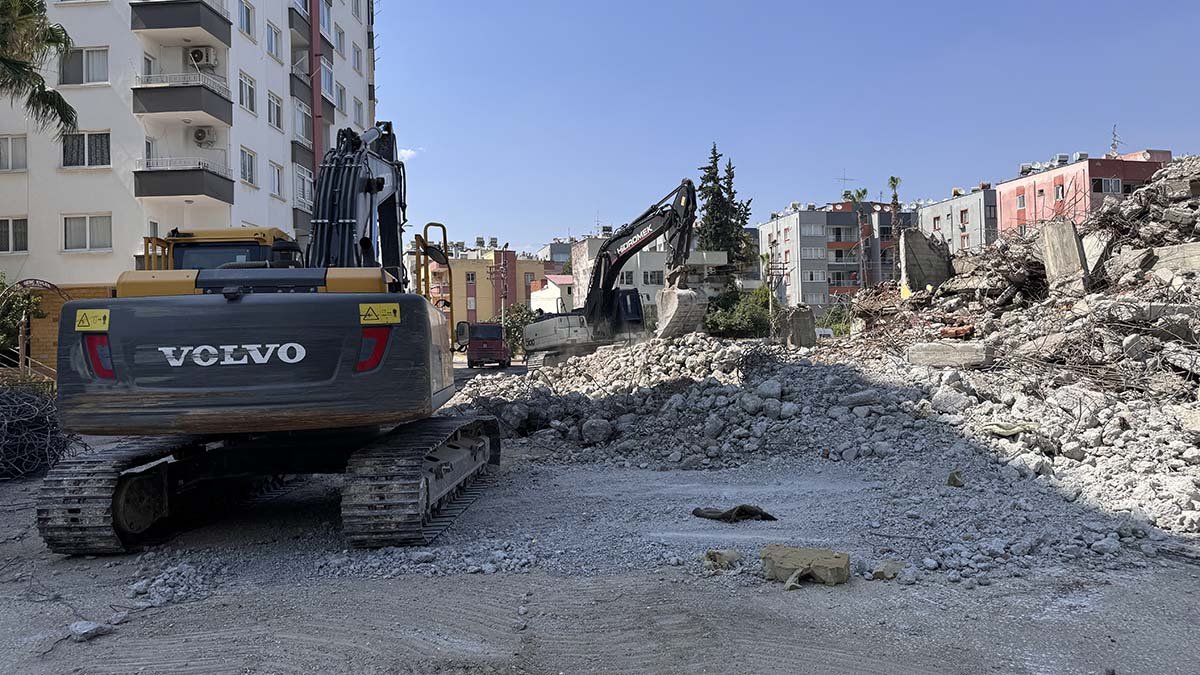 Kontrollü yıkımı yapılan binadan kopan molozlar yola saçıldı