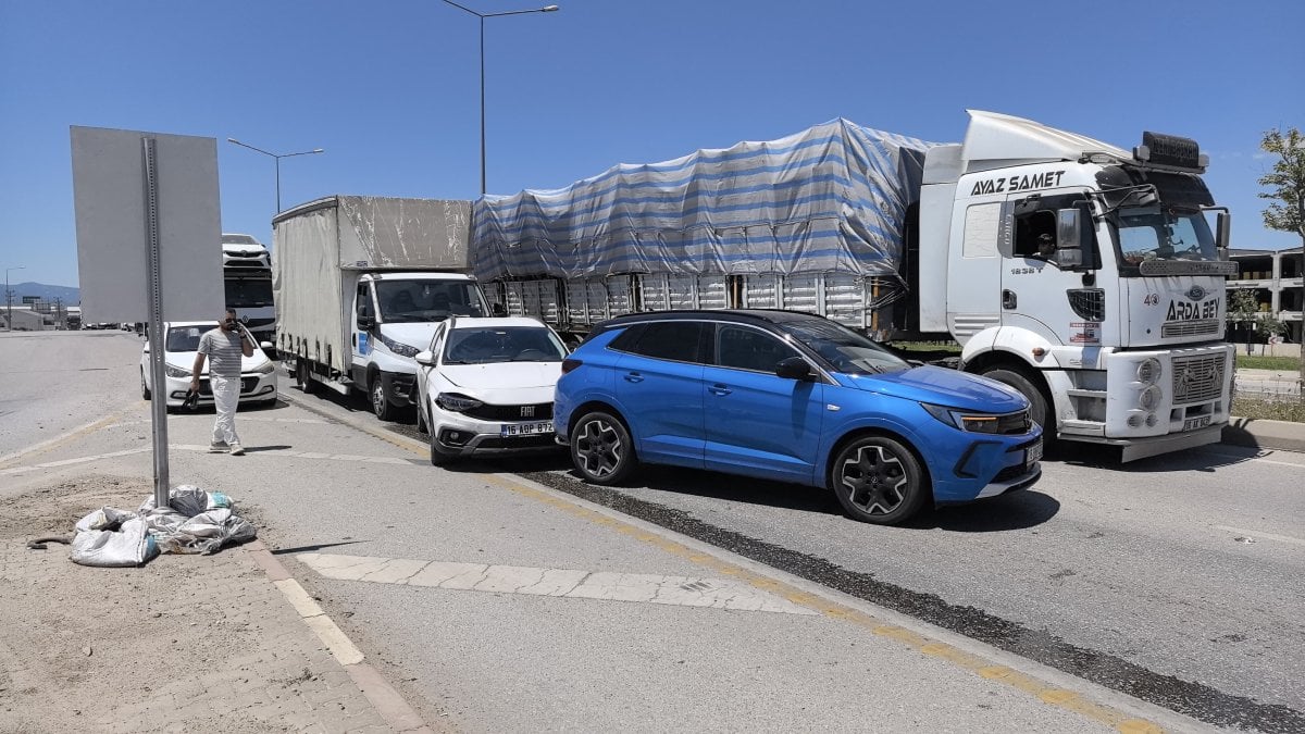 Bursa'da TIR kamyonet ve 2 cip çarpıştı