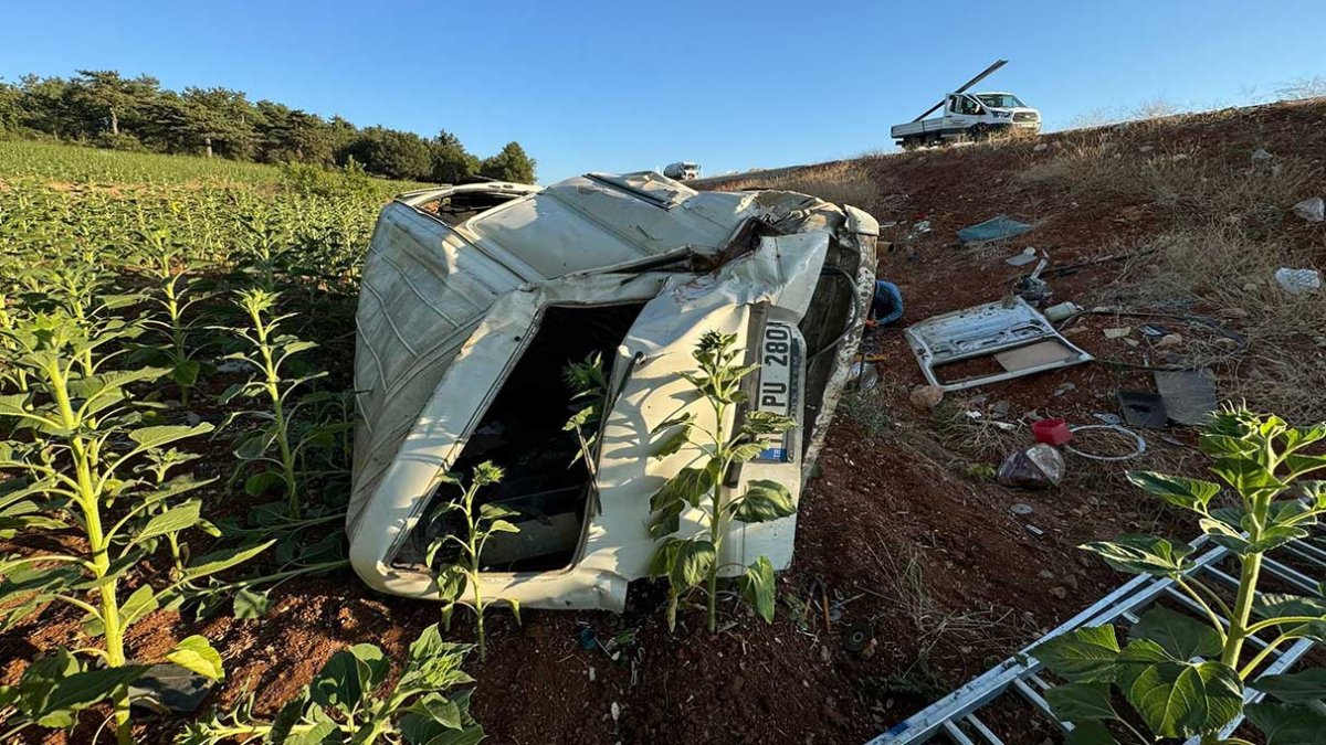 Bilecik'te şarampole uçan araç içinde bulunan 3 kişi yaralandı