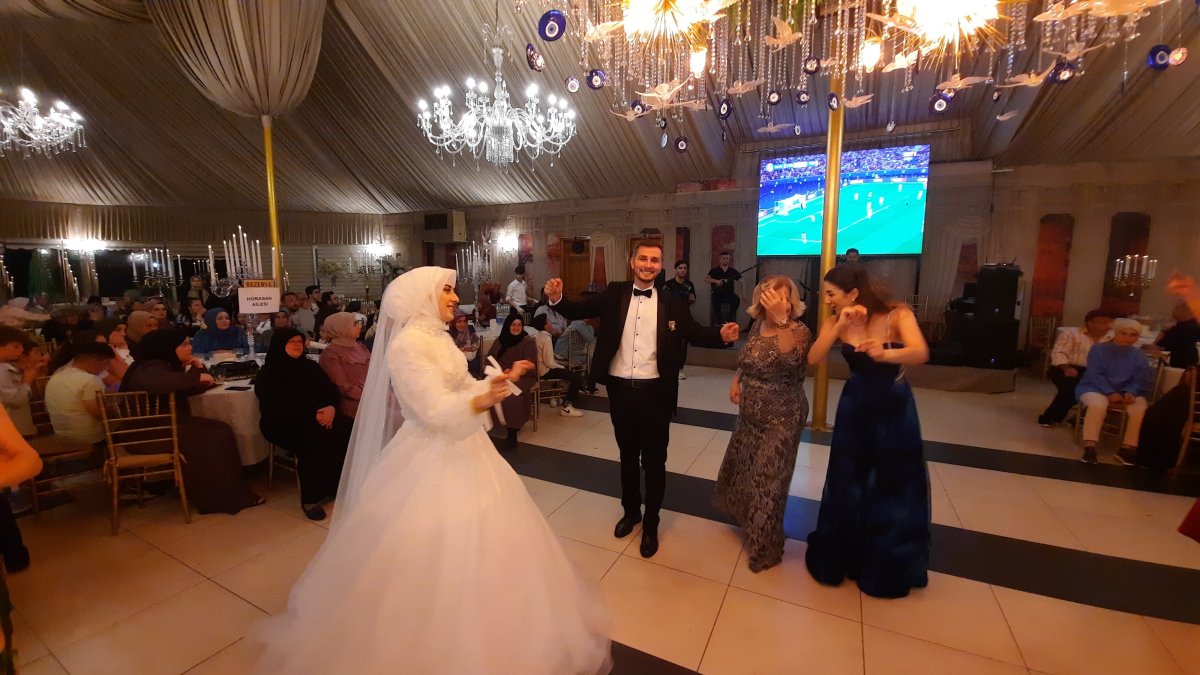 Düğün sırasında gelin ve damat milli maç arası verdi