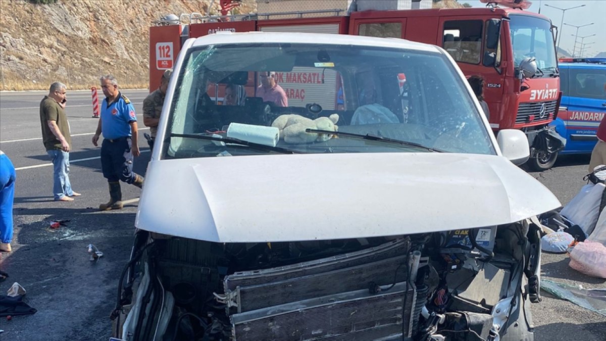 Lastiği patlayan minibüs bariyere çarpıp devrildi: 1 ölü, 8 yaralı