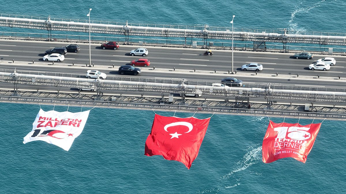 İstanbul'daki köprülere Türk bayrağı asıldı