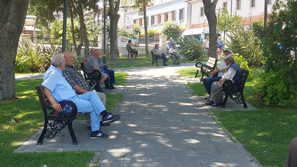 Tekirdağ'da kavurucu sıcaklar! Gölgeye akın ettiler