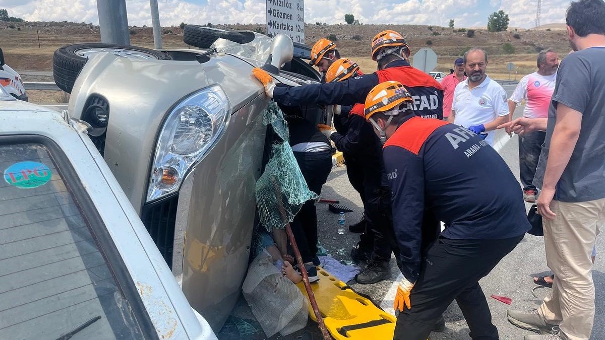 Sivas’ta iki otomobil çarpıştı: 3 yaralı