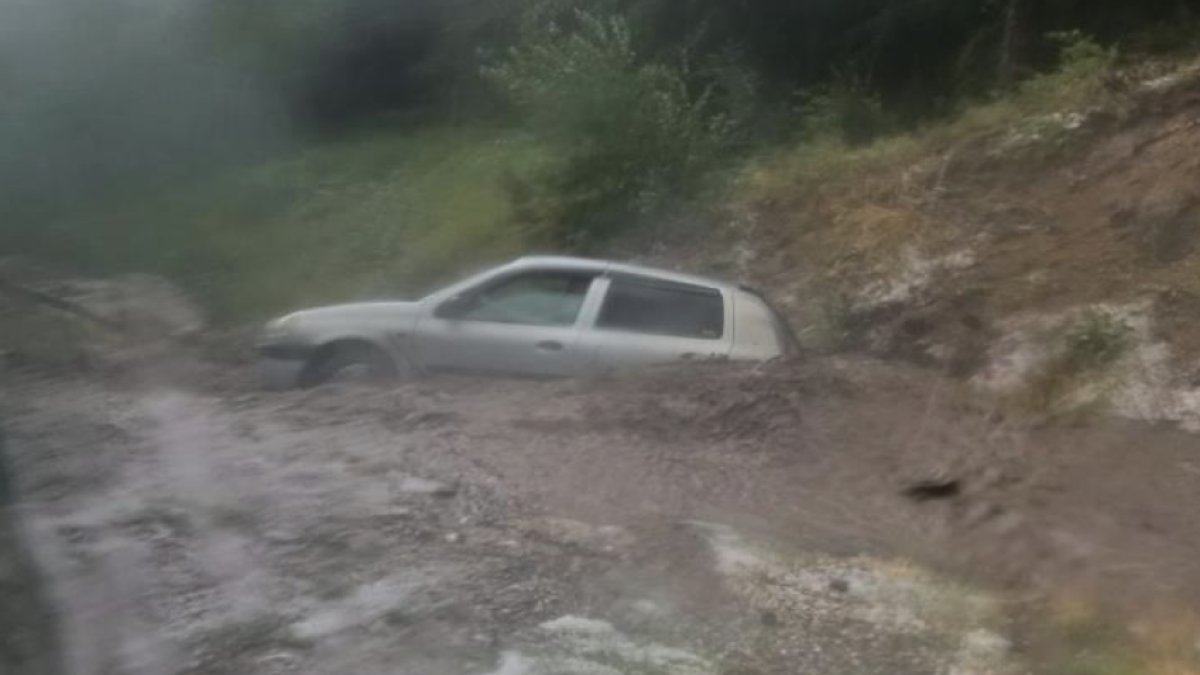 İçinde yolcusuyla sele kapılan aracı vatandaşlar kurtardı