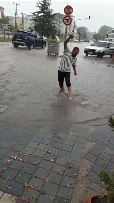 Bir anda bastıran sağanak yağış hayatı felç etti