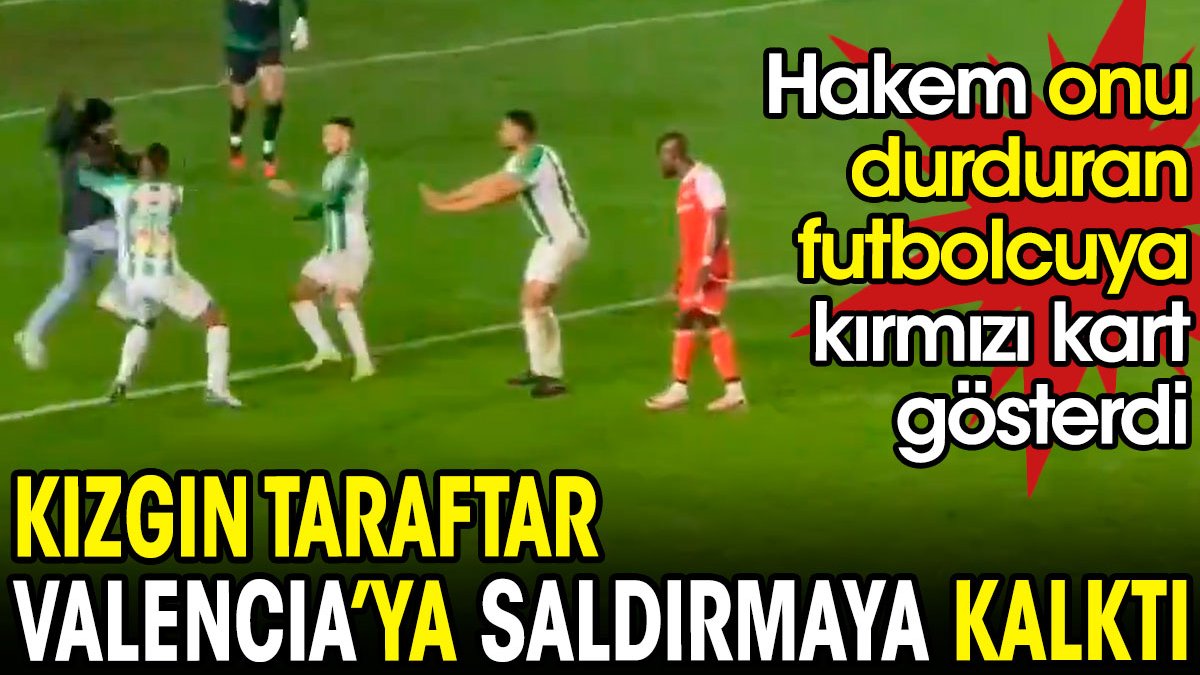 Kızgın taraftar Valencia'ya saldırdı. Hakem onu durduran futbolcuya kırmızı kart gösterdi