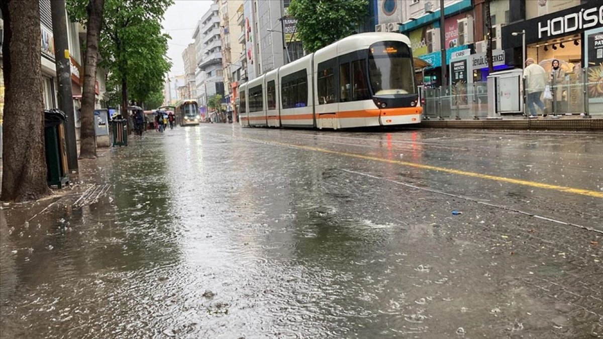 Meteoroloji saat verip 4 il için uyardı! Gök gürültülü sağanak geliyor