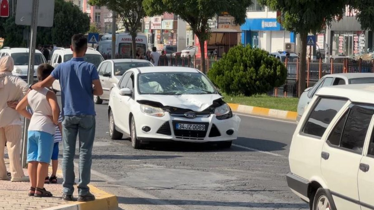 Yaya geçidindeki çocuklara araba çarptı: 1 ölü, 1 yaralı