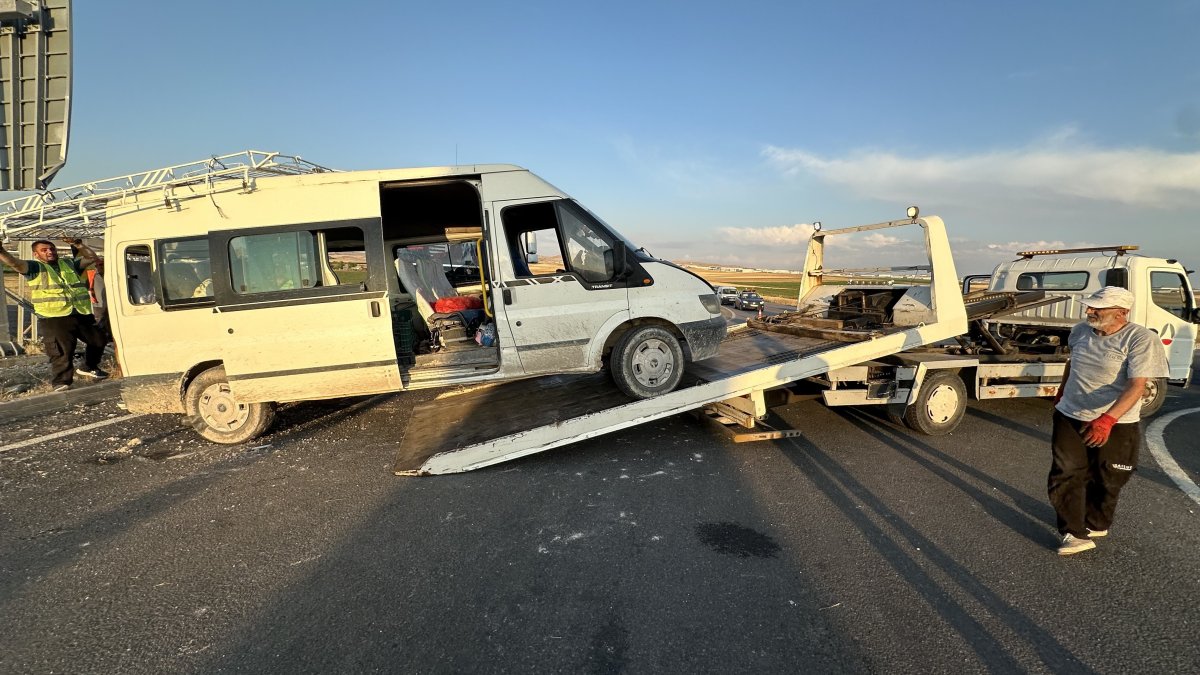 İşçileri taşıyan iki araç çarpıştı: 1 ölü, 16 yaralı