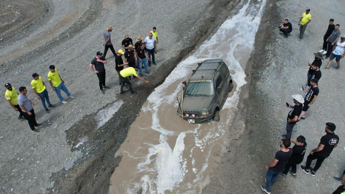 Off-road yarışmasında araçlar çamura gömüldü. Kepçeler zor kurtardı