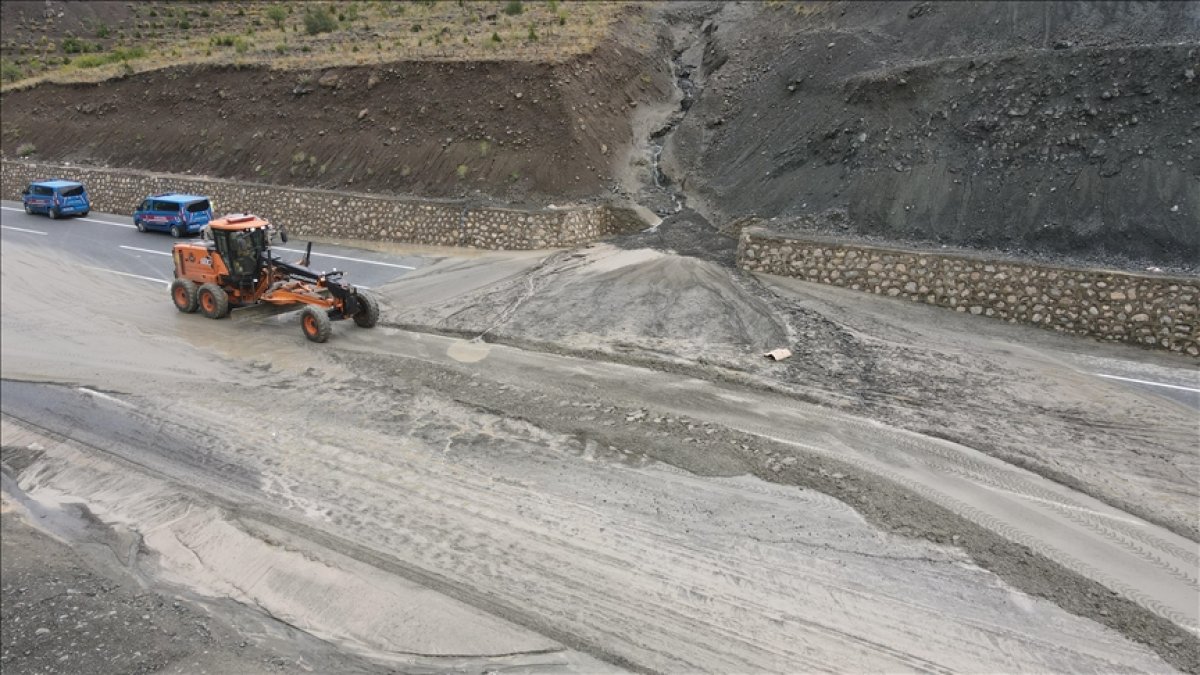 Erzincan-Sivas kara yolunda heyelan