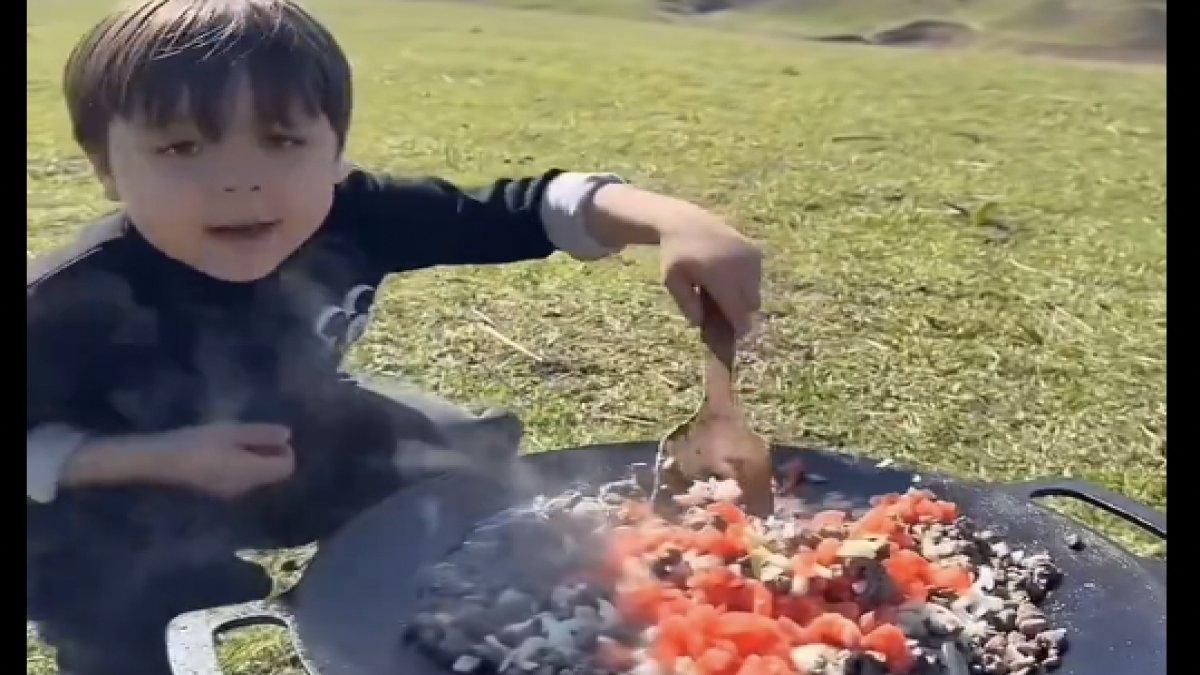 Minik çocuğun yemek yaptığı video viral oldu