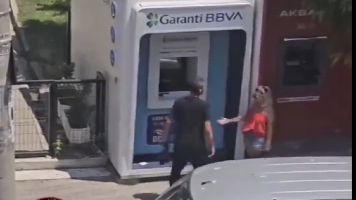 Sinirlenip banka ATM'sine saldırdı