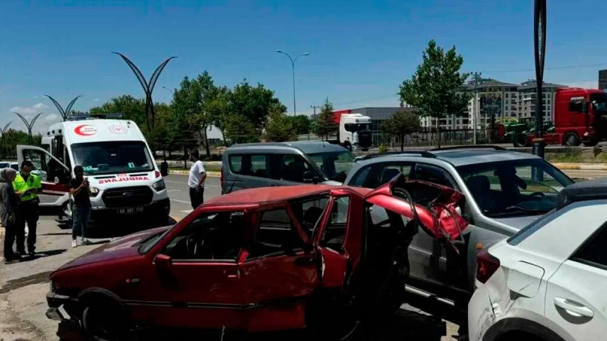 Kontrolü kaybeden otomobil yayaların arasına daldı