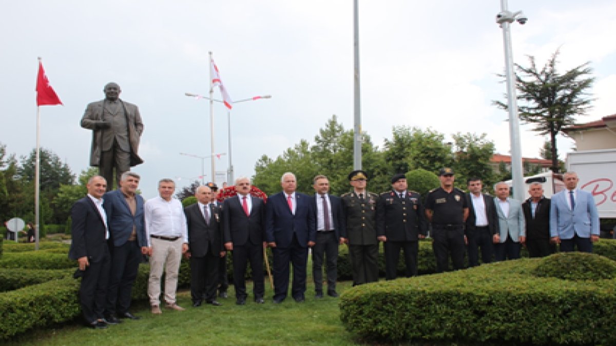 20 Temmuz Bolu’da Denktaş Anıtı’nın önünde kutlandı