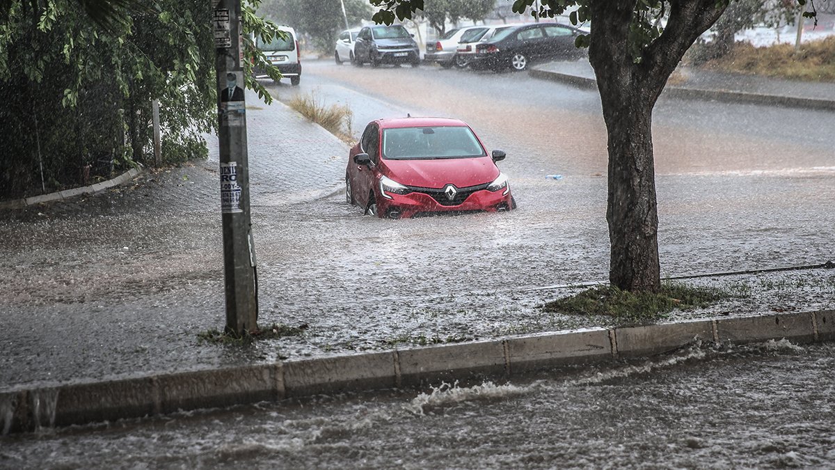 Mersin'i sağanak vurdu! Cadde ve sokaklar göle döndü